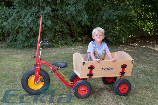 Eckla Bollerwagen Dreirad mit Junge im Trailer_DSC6225-klein